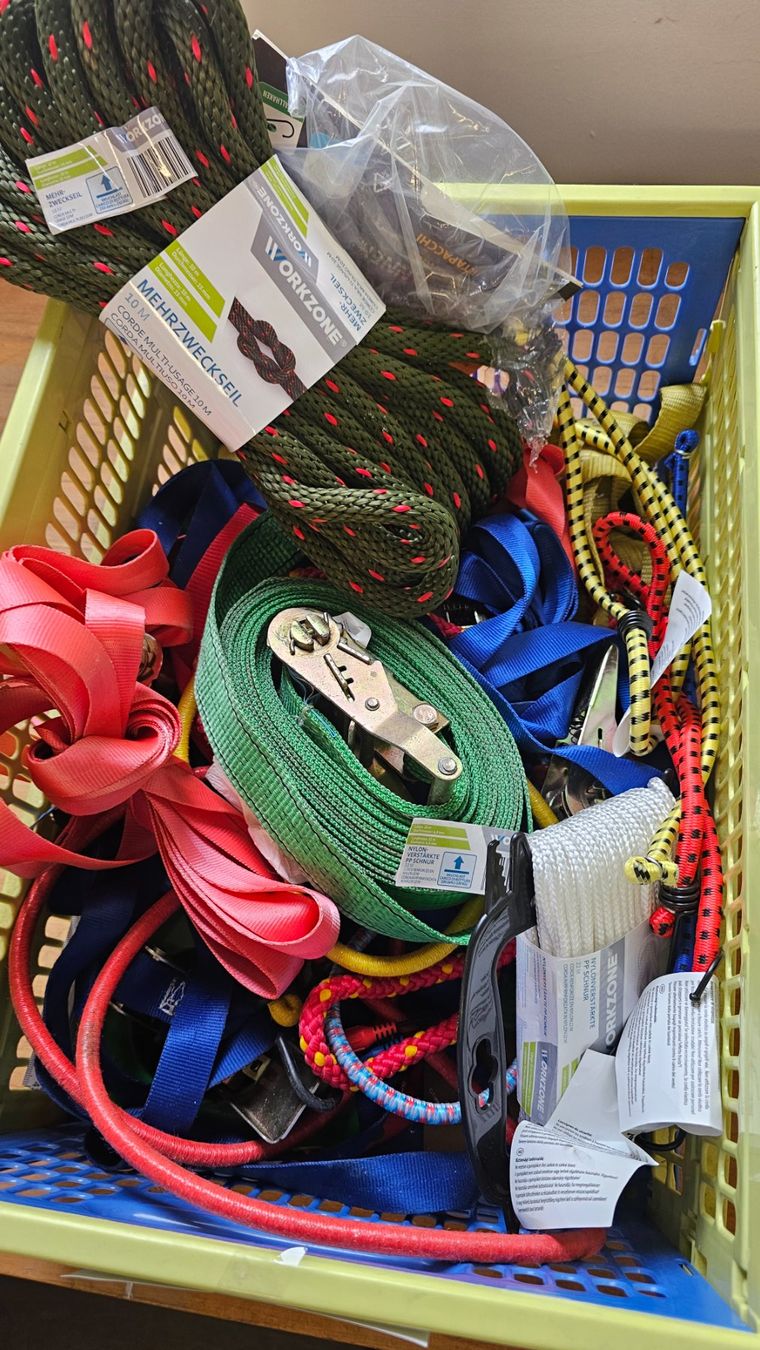 Tutti gli attrezzi: Posten mit div. Befestigungsmaterial – Usato da Diessenhofen venduto da Osio 1