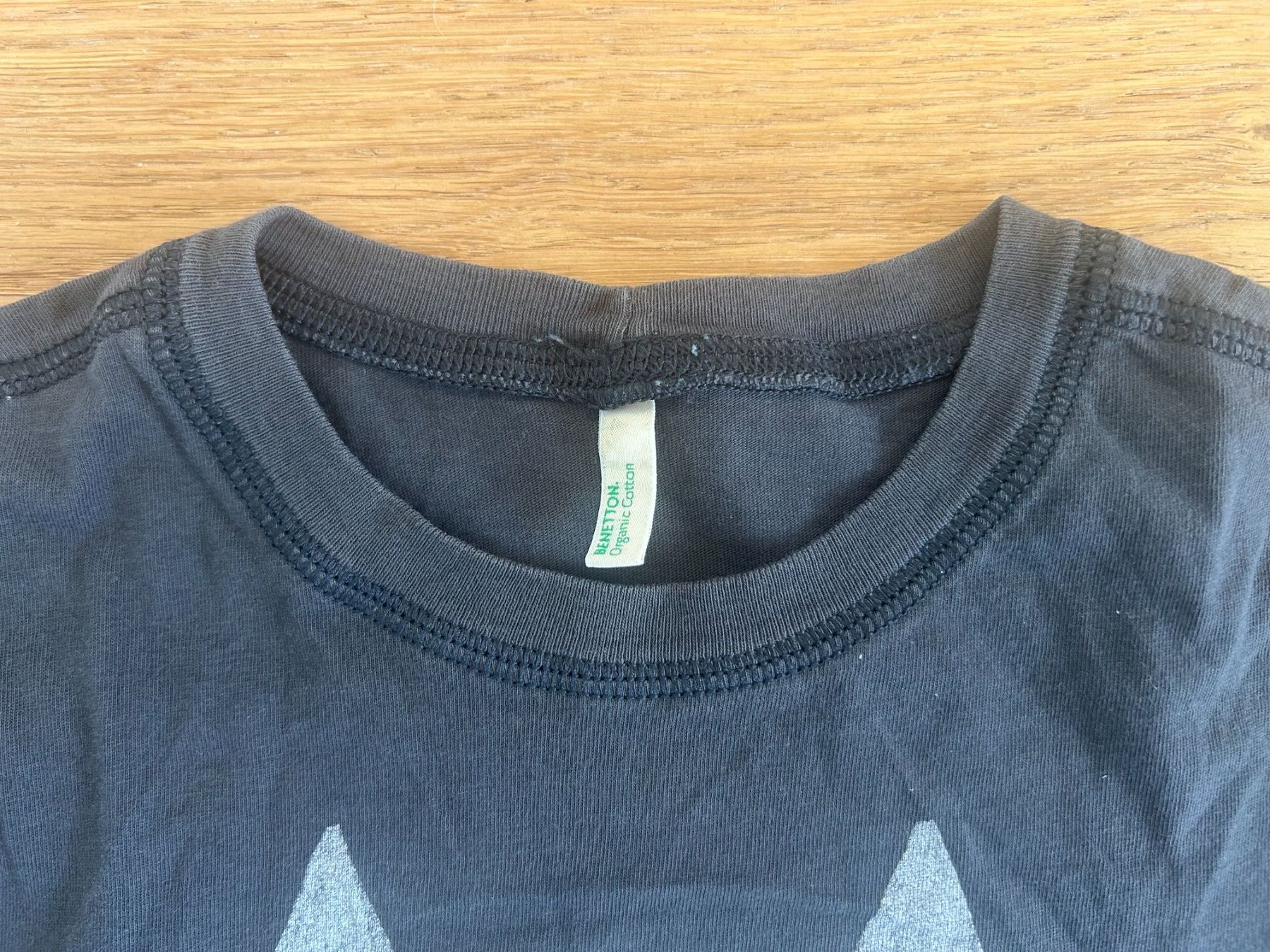 Benetton Camicie, T-shirt & Polo: Kindershirt BENETTON grau mit Print 140 – Usato da Grub AR venduto da DukeStatham 3