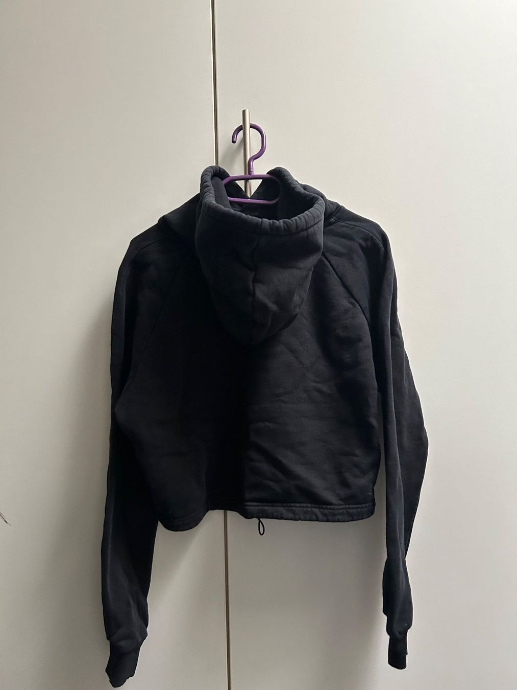 Maglioni & Felpe: Schwarzer Kapuzenpulli mit Kordelzug – Nuovo (secondo la descrizione) da Frauenfeld venduto da isa_9cy7 5