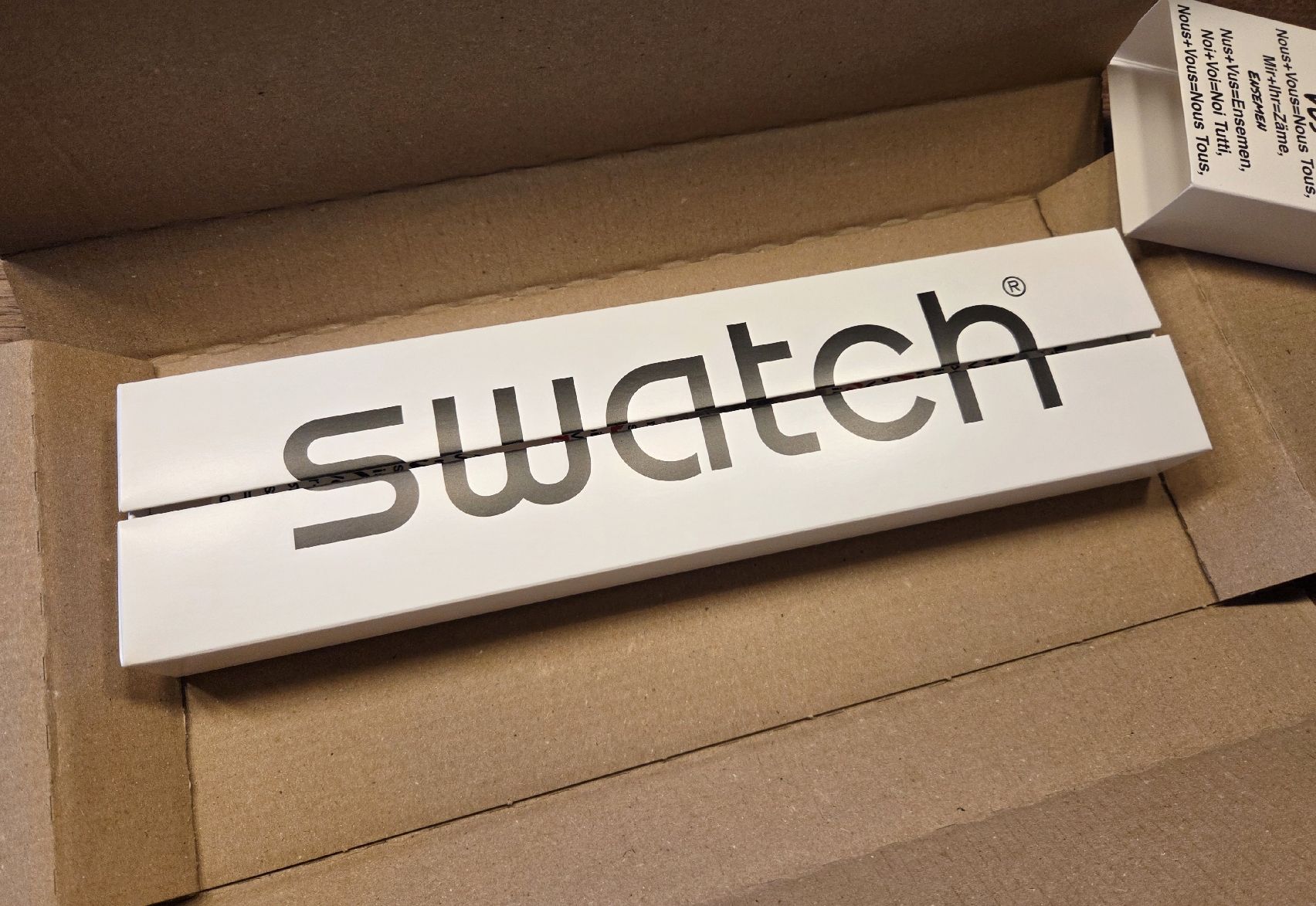 Swatch Orologi: Swatch Aktionärsuhr 2026 – Nuovo e nell'imballaggio originale da Braunau venduto da Brand-Store 1