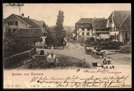 AK Kerzers, Die Gerbegasse, Straßenpanorama mit Brunnen, Bau