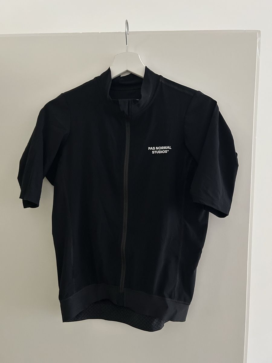 Pas Normal Studios Canottiere & Pantaloni: Pas Normal Studios Men's Essential Jersey - Black – Nuovo (secondo la descrizione) da Zürich venduto da d.kof