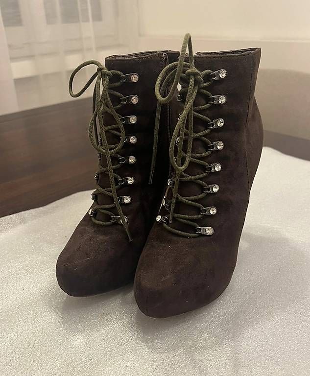 Scarpe da donna: Stiefeletten mit Absatz braun / Grösse 40 – Usato da Weiningen ZH venduto da MelVintage 1