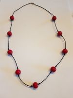 Collier avec les perles en pâte de verre