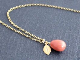 Coral Perle Halskette - matt vergoldetes Blatt Anhänger Neu