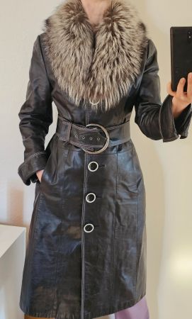 Ledermantel mit abnehmbaren Pelzkragen.