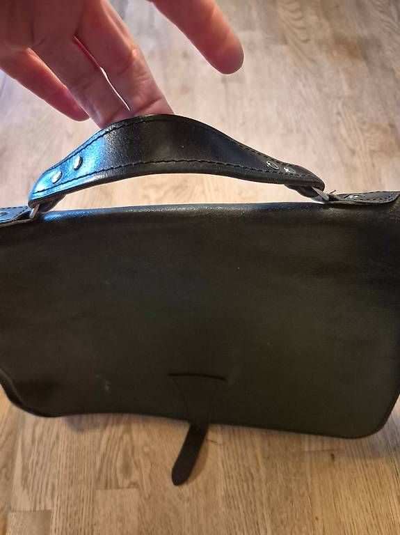 Taschen: Ledertasche, schlank, A4, schwarz, 2 Fächer, Uni – Gebraucht aus Zürich von Korallenfisch 1