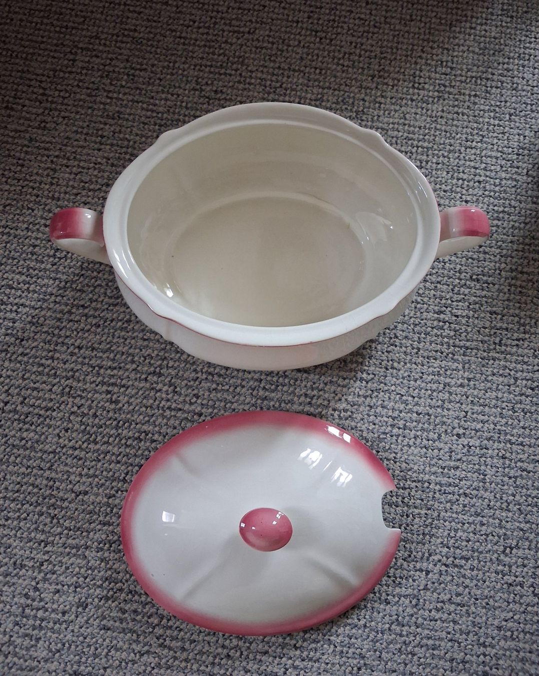 Ciotole: Suppenterrine mit Deckel, weiss-pink, Serviergeschirr – Usato da Wald ZH venduto da e8e 1