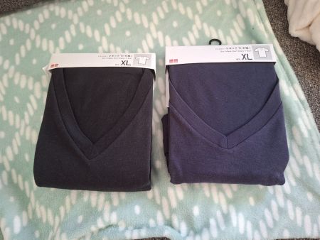 UNIQLO DRY V-neck T-Shirt New/Black, Navy/XL/new!