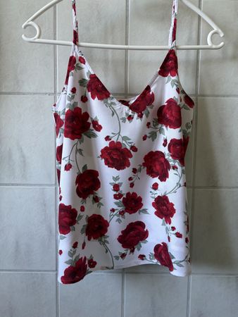 Sommertop weiss mit Rosenmuster
