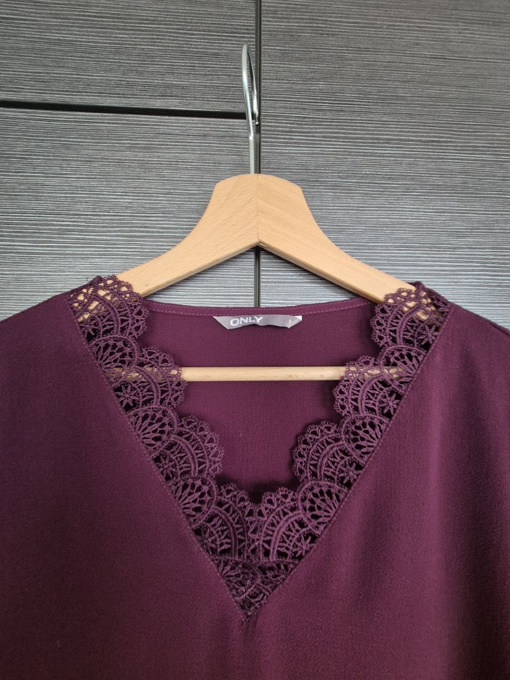 Only Camicette: Only Bluse mit Spitze, bordeauxrot, Grösse S – Usato da Römerswil LU venduto da cfm_j789 1