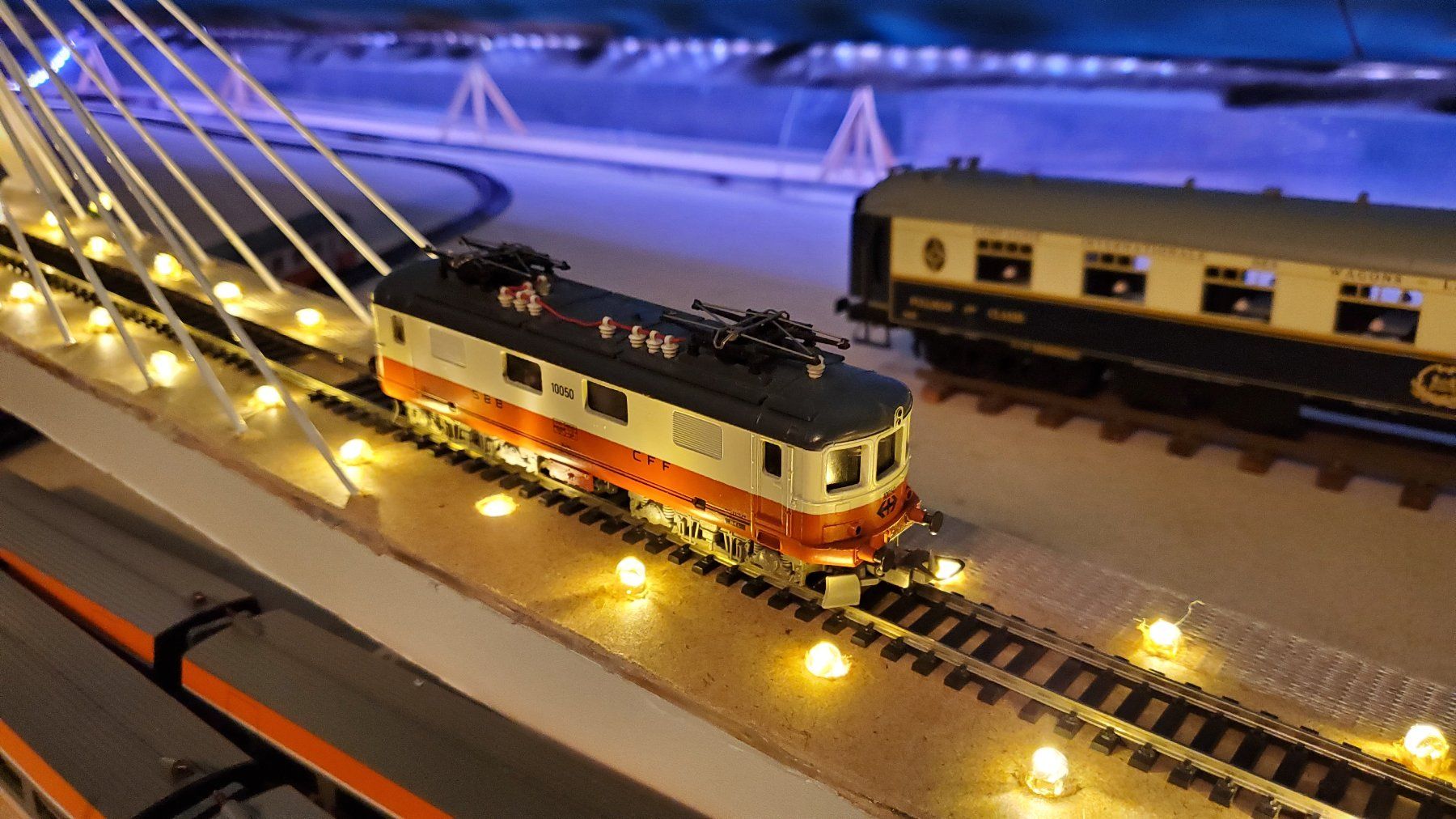 Lima Modellini di ferrovie: LIMA BR Re 4/4 10050 der SBB, DC, H0 – Usato da Courtaman venduto da Silb