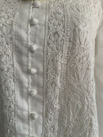 Robe blanche brodée légère artisanale , parfaite pour l'é