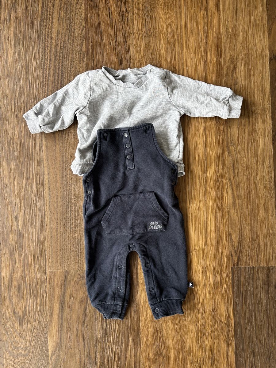 Lotti & Set di vestiti: 3 Latzhosen mit 2 Pullovern und einem Body – Usato da Toffen venduto da Mara685 1