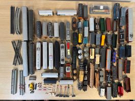 Grand lot de wagons, rails et accessoires ferroviaires
