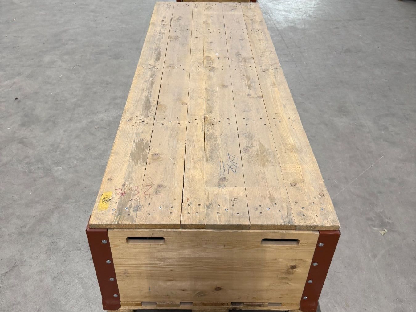 Palettes: Grosse Holzpalette mit Rahmen und Deckel – D'occasion à Liestal par T-Bazar 2
