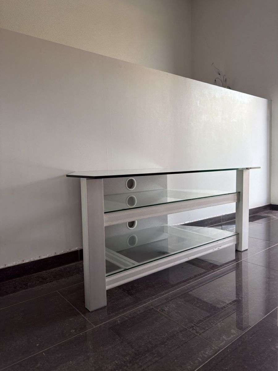 Meubles TV: TV-Möbel / Fernsehtisch aus Glas – D'occasion à Oberwangen b. Bern par quickdeal 1