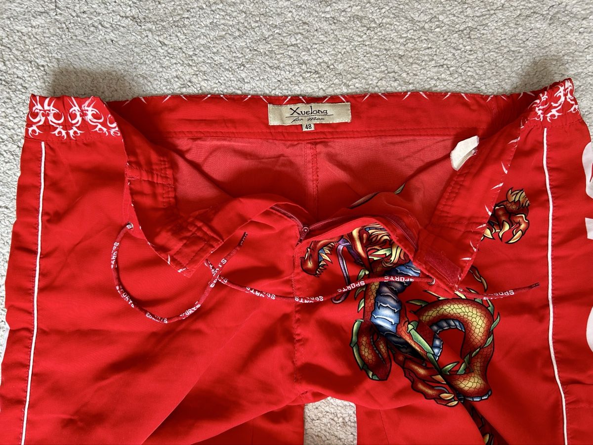 Hosen: Short de bain rouge avec dragon, taille 48 – Gebraucht aus Genève von NipponiaNippon 2