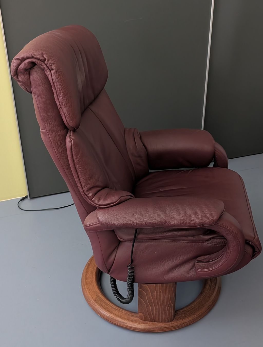 Sessel: Relax-Sessel, Leder Bordeaux, Rundfuss – Gebraucht aus Münsingen von Rehtre 1
