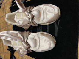 Puma Fenty Sneakers aus Satin mit Schleife-Neue