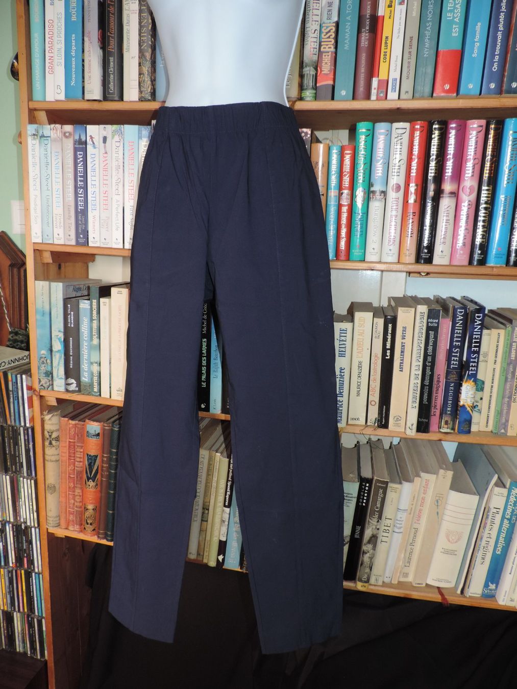 Pantaloni: pantalon stretch bleu marine – Usato da Genève venduto da Axelle333 5