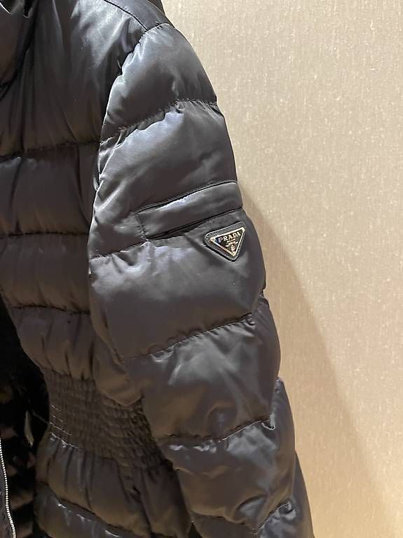 Prada Giacche: Prada Winterjacke – Usato da Wädenswil venduto da Cocomagi 4