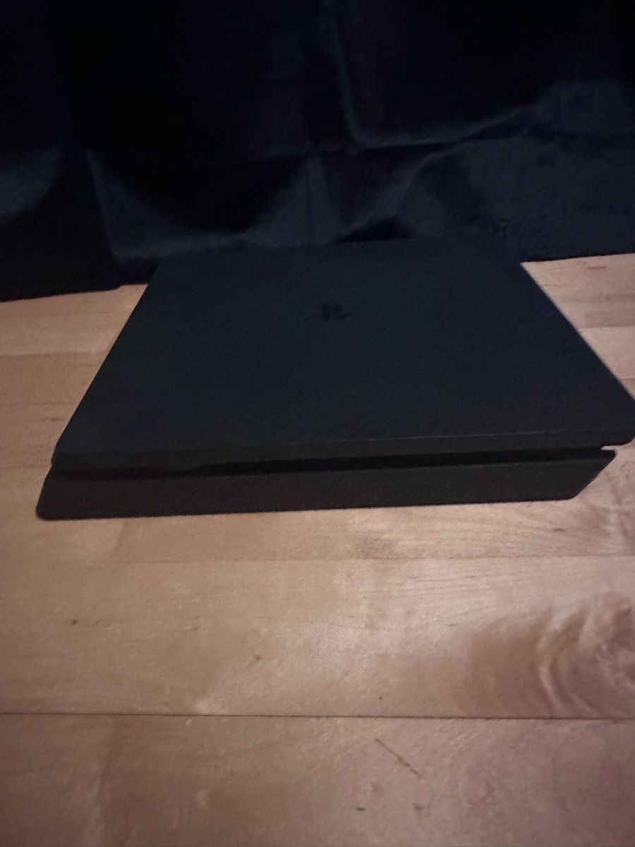 Sony Console: PS4 slim – Usato da Le Lignon venduto da Crocogril 1