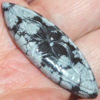 Cabochon L-1383 – Schneeflocken Obsidian mit Blume – 43x15mm