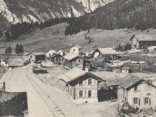 Cartoline postali: PREDA: Bahnlinie durch Dorf, spe. Stabstempel CHUR 1905 – Usato da Engelburg venduto da Swisscards