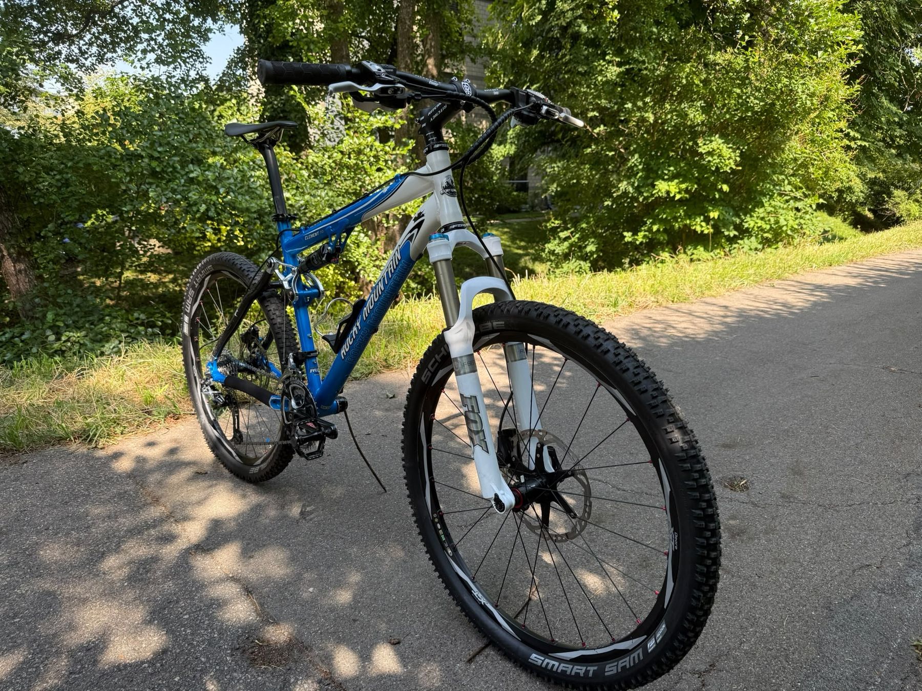 Rocky Mountain Bicycles Vélos: Fully Velo Rocky Mountain mit neuen Komponenten – D'occasion à Winterthur par kar_d9n9 7