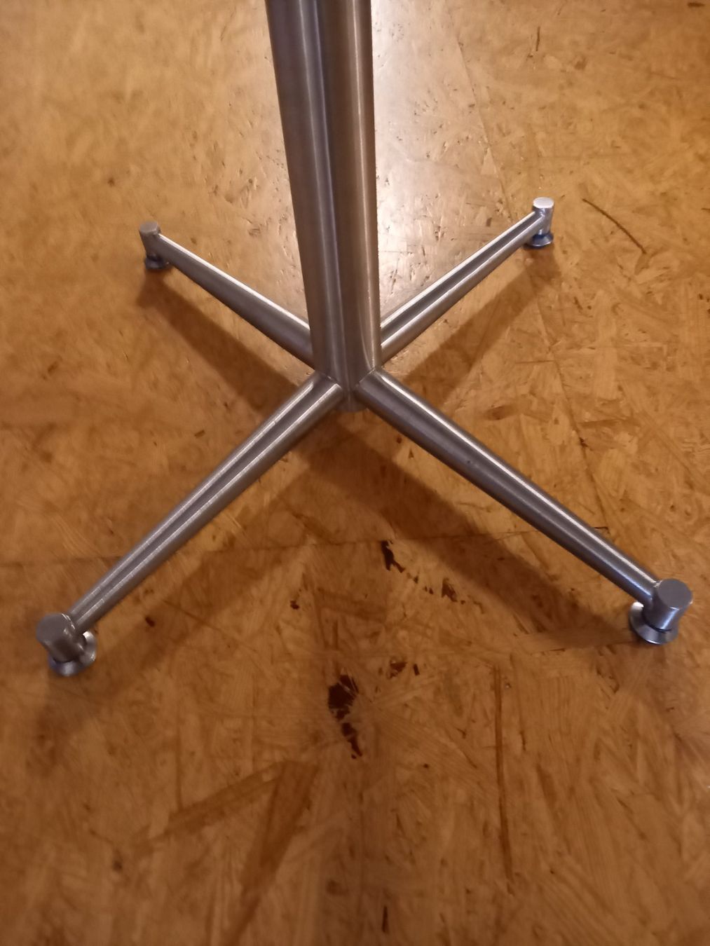 Tische: Tisch quadratisch mit Steinplatte Metallfuss – Gebraucht aus Biglen von BrockenhausGruenspan 1