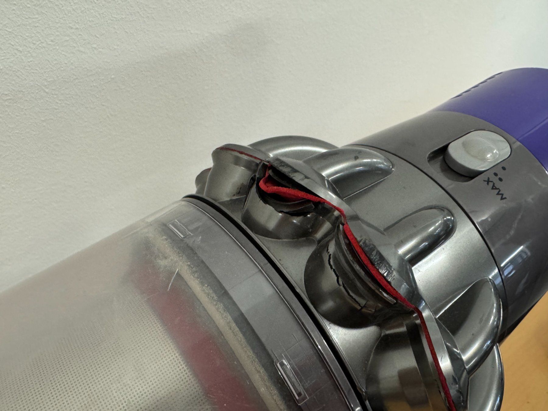 Dyson Aspirapolveri & Accessori: Dyson Cyclone V10 mit Schaden am Gehäuse – Usato da Ebmatingen venduto da Revivetrade 5