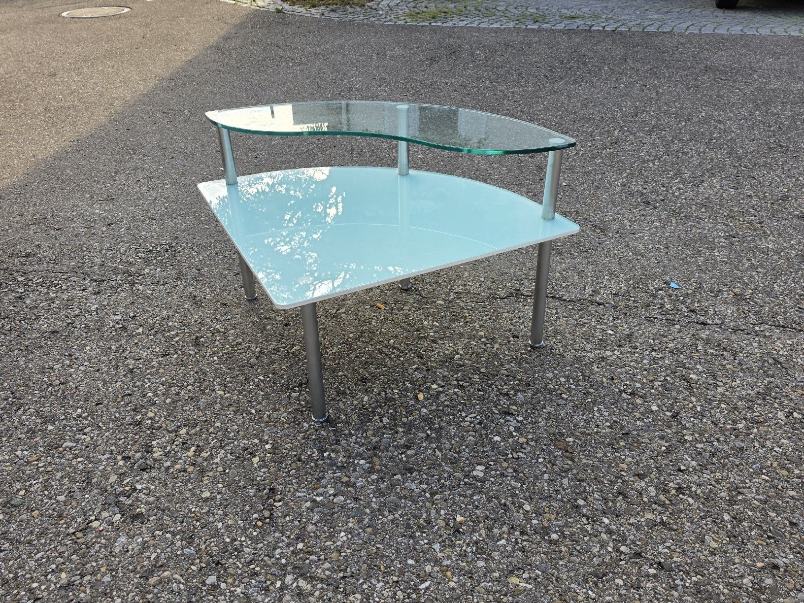 Tavoli: Tisch Glas hellblau mit Glasplatte abgerundet Metallfuss – Usato da Mettlen venduto da elios0888 7