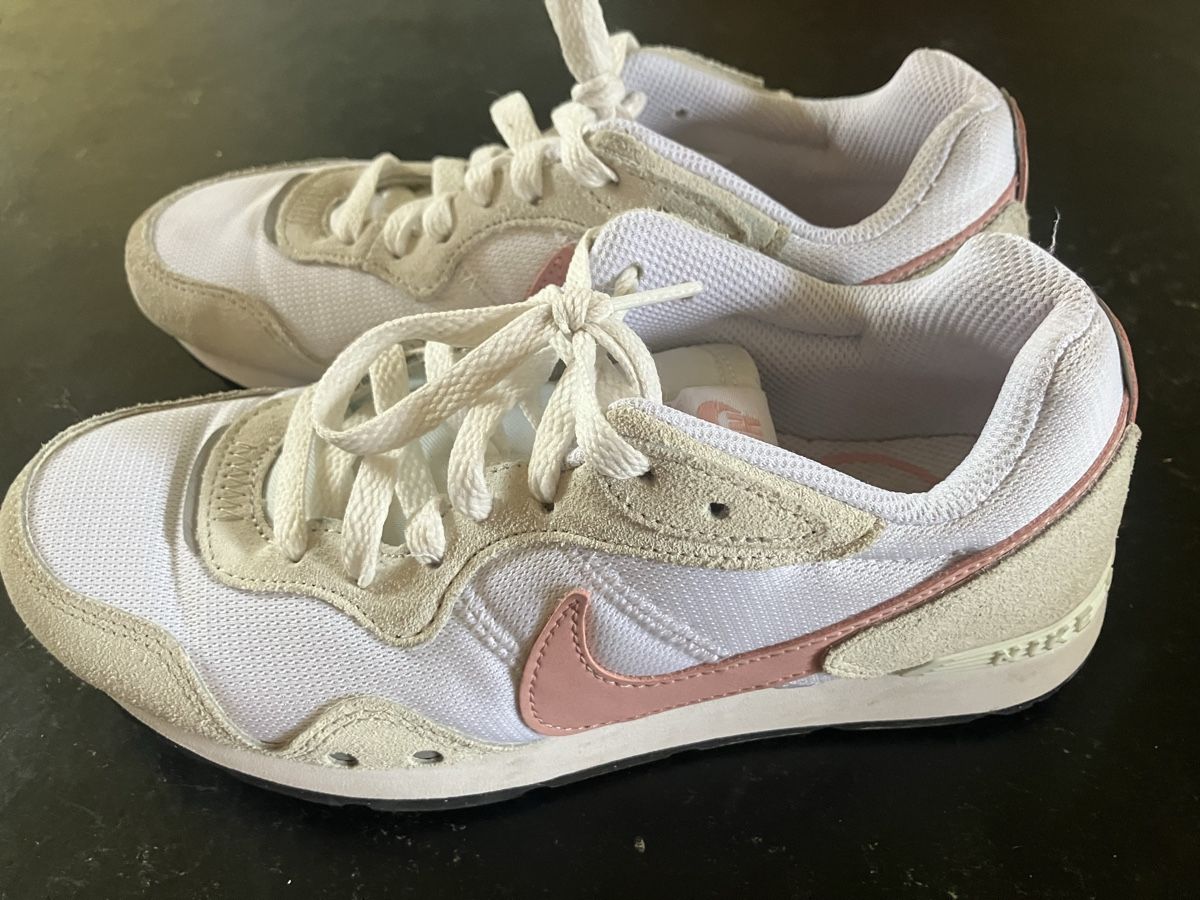 Nike Damenschuhe: Coole Sneakers von Nike – Neu (gemäss Beschreibung) aus Bern von JenniferNice