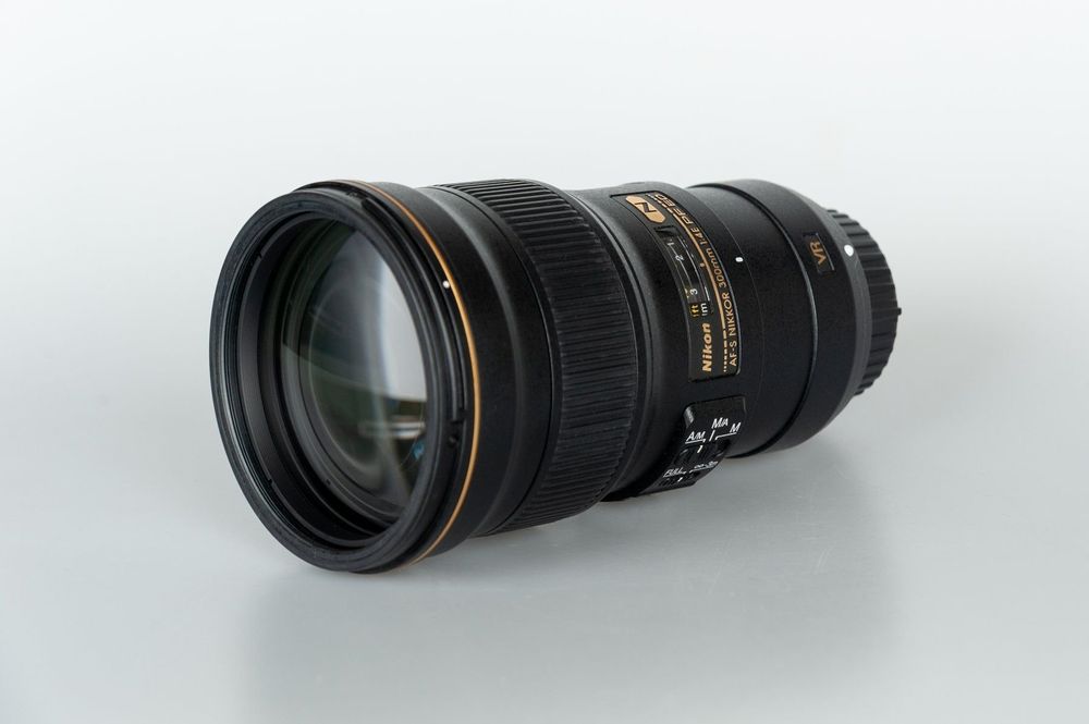 Zoom NIKON ED AF Nikkor 300 mm 1:4 + Etui Rigide de Transport Pour Argentique