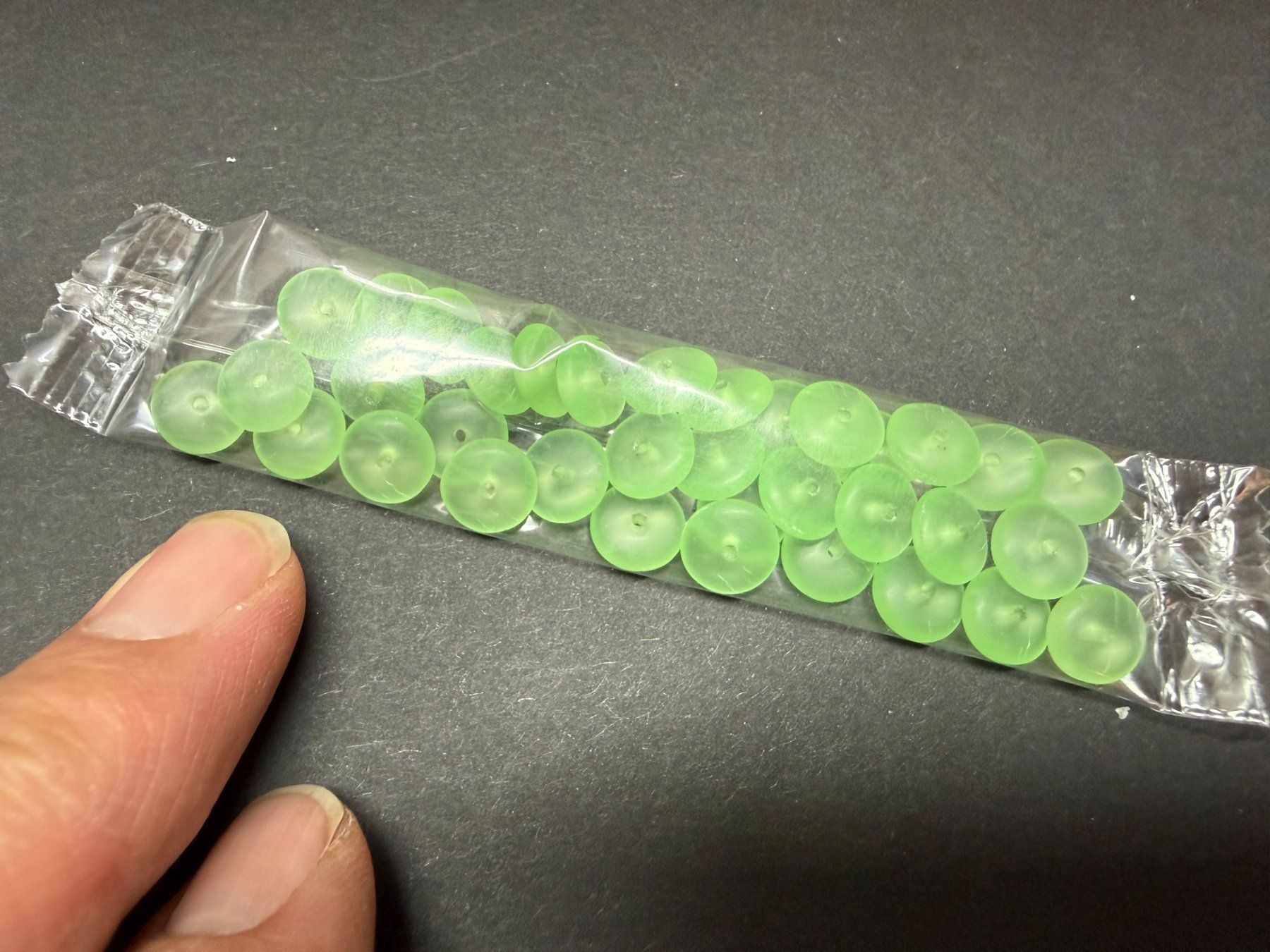 Perle (finte): Uranglas Perlen 8 x 3 mm mit Loch, 1 Pack mit ca. 35 Perlen – Usato da Lützelflüh-Goldb venduto da Elementis 1