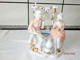 Porzellan, Liebespaar beim Zugbrunnen, Goldverzierung, 18cm