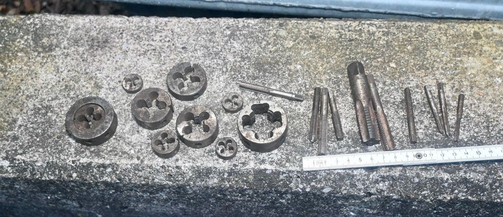 Tous les outils: Set mit alten! Gewinde Schneideisen & Gewinde-Bohr Einsätzen – D'occasion à Pfaffhausen par mono_rec 8