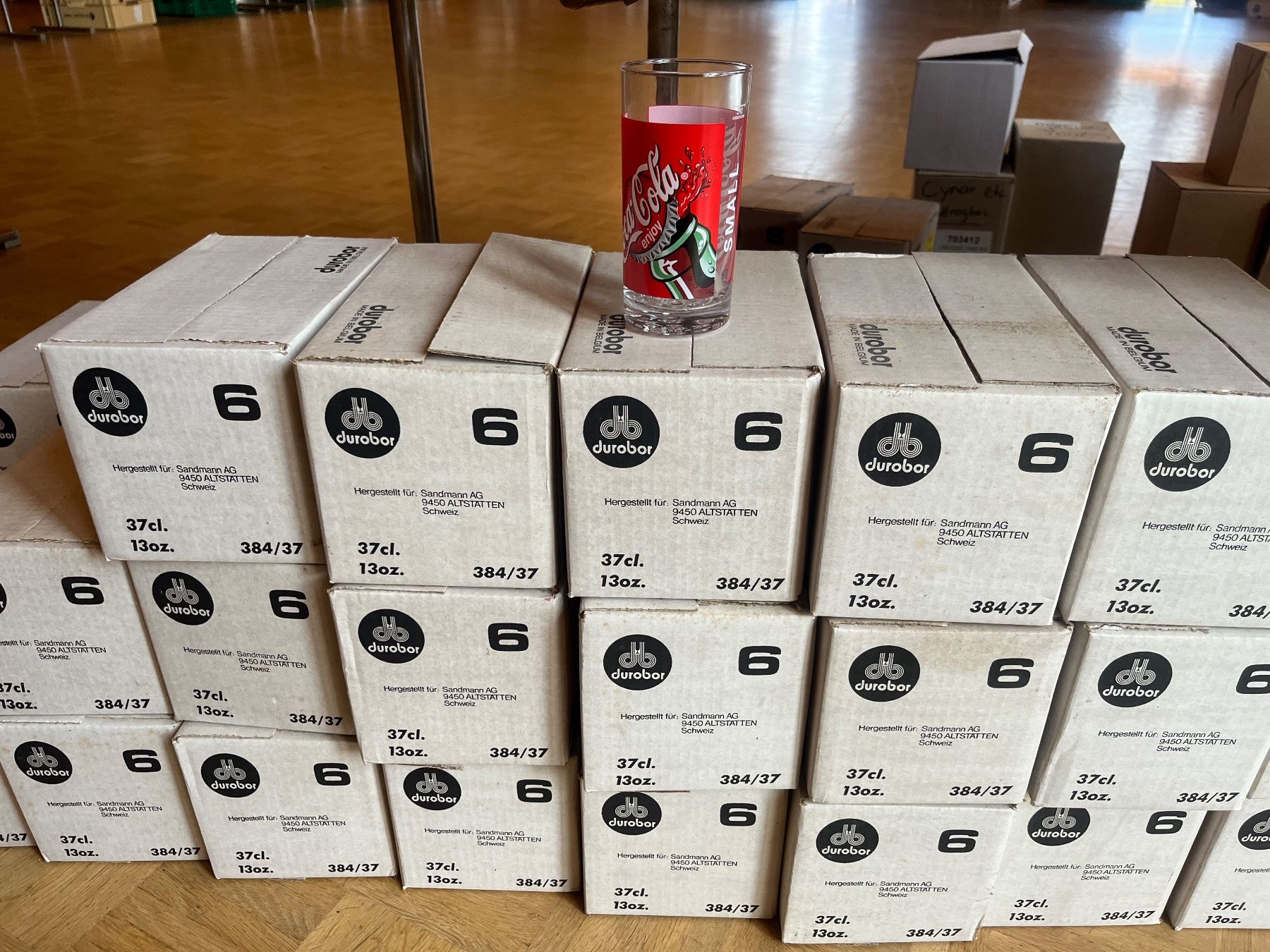 Coca-Cola Bicchieri: 26 Coca Cola Kartons a 6 Gläser 37 cl – Nuovo e nell'imballaggio originale da Huttwil venduto da kim_f87x
