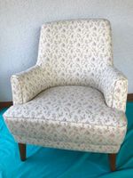 fauteuil des années 50, beige avec motifs fleurs brodés
