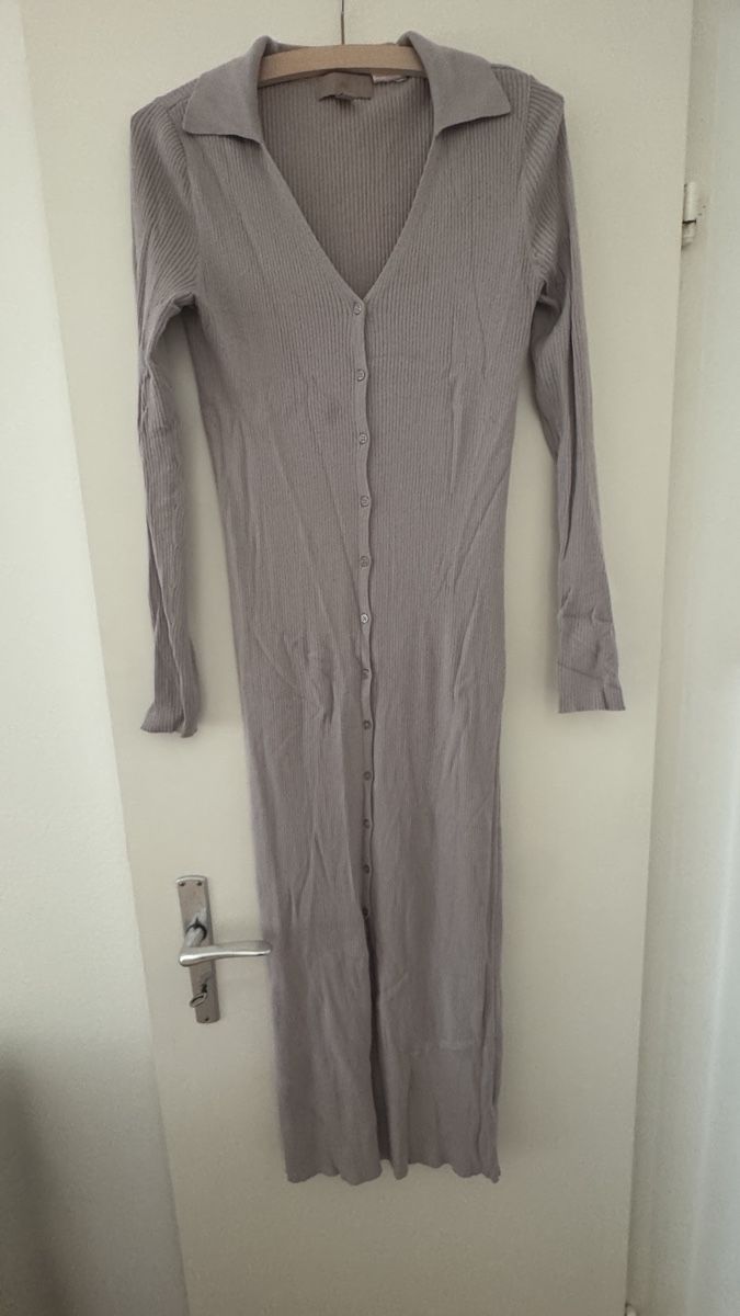 H&M Robes: Strickkleid mit Knöpfen – D'occasion à Chur par kastp