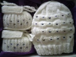 Baby Finkli-Mütze mit Perlen Handarbeit