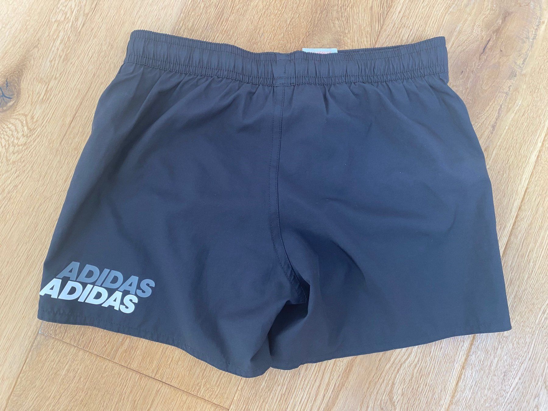 Adidas Hosen: Adidas Sporthose kurz Gr. 140 – Gebraucht aus küssnacht am rigi von Daot