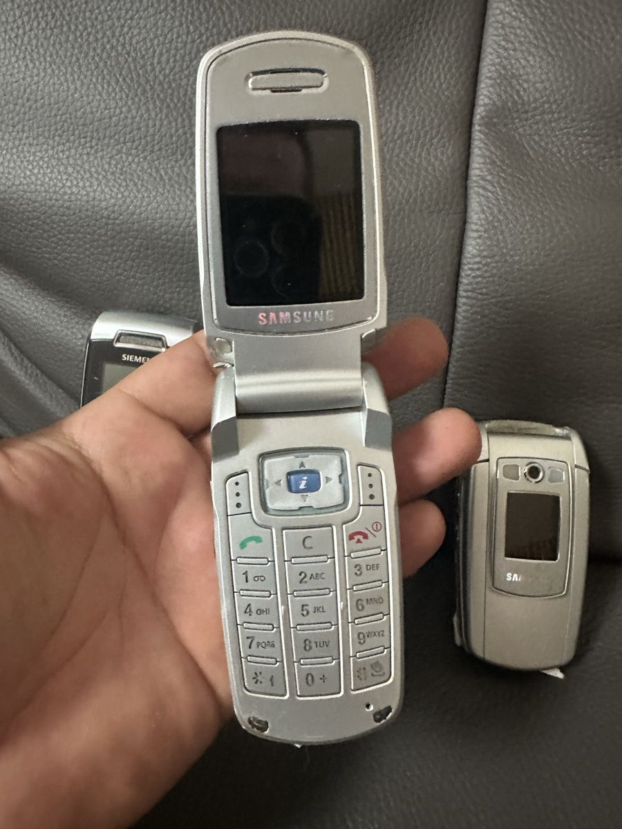 Samsung Telefoni cellulari / Smartphones: Samsung Hand Konvolut 3 – Difettoso da Heerbrugg venduto da Amazon38 1