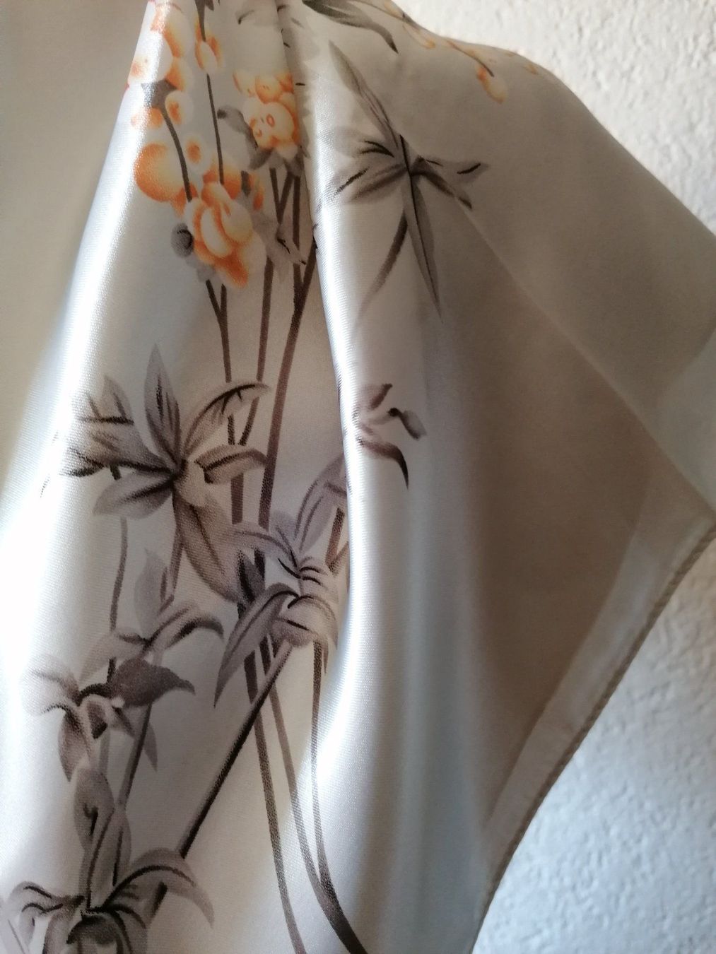 Foulard & Sciarpe: Schönes Seidentuch Frühling Blumenmuster – Nuovo e nell'imballaggio originale da Zollikofen venduto da Blackie 4