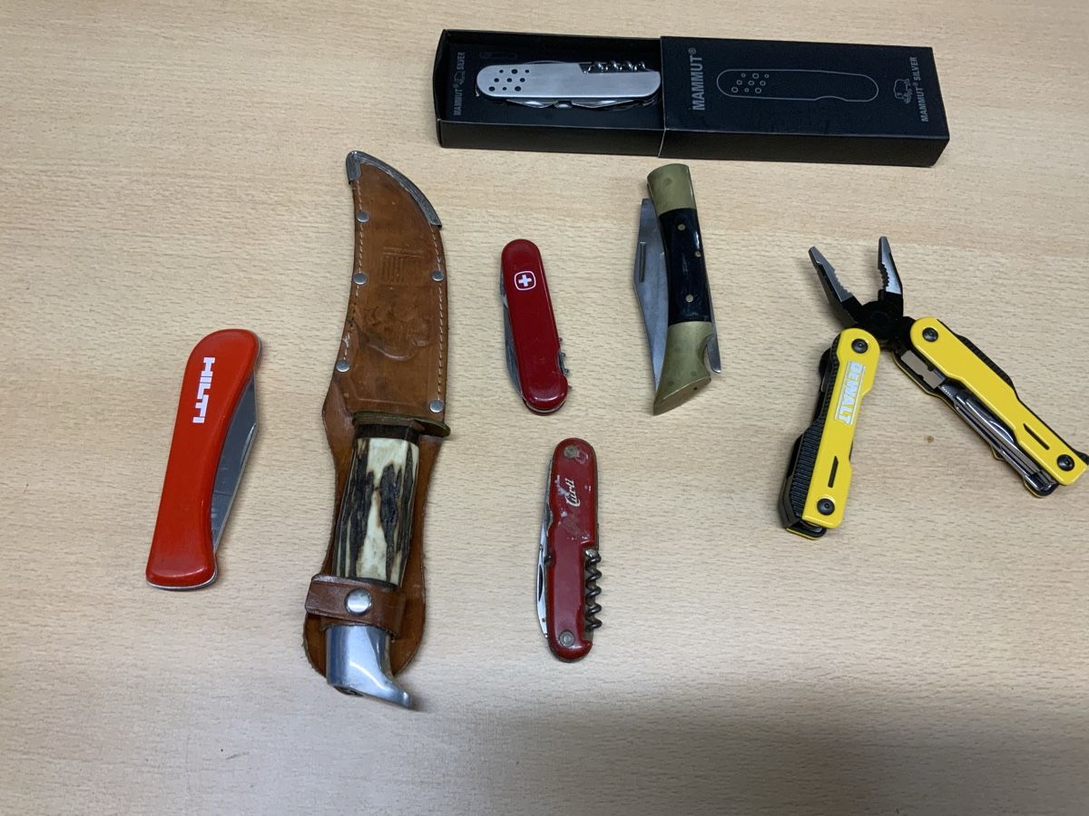 Coltelli tascabile: Taschenmesser und Multitool Set verschiedene Marken gebrauch – Usato da Niederuzwil venduto da Miami1999