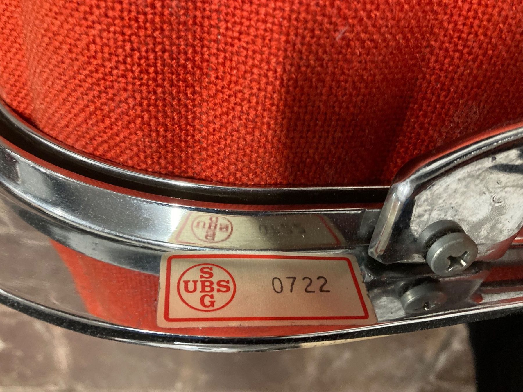 Vitra Stühle: Vitra Eames Alu Chairs EA 105, Hopsack rot – Gebraucht aus Bern von Solid 8