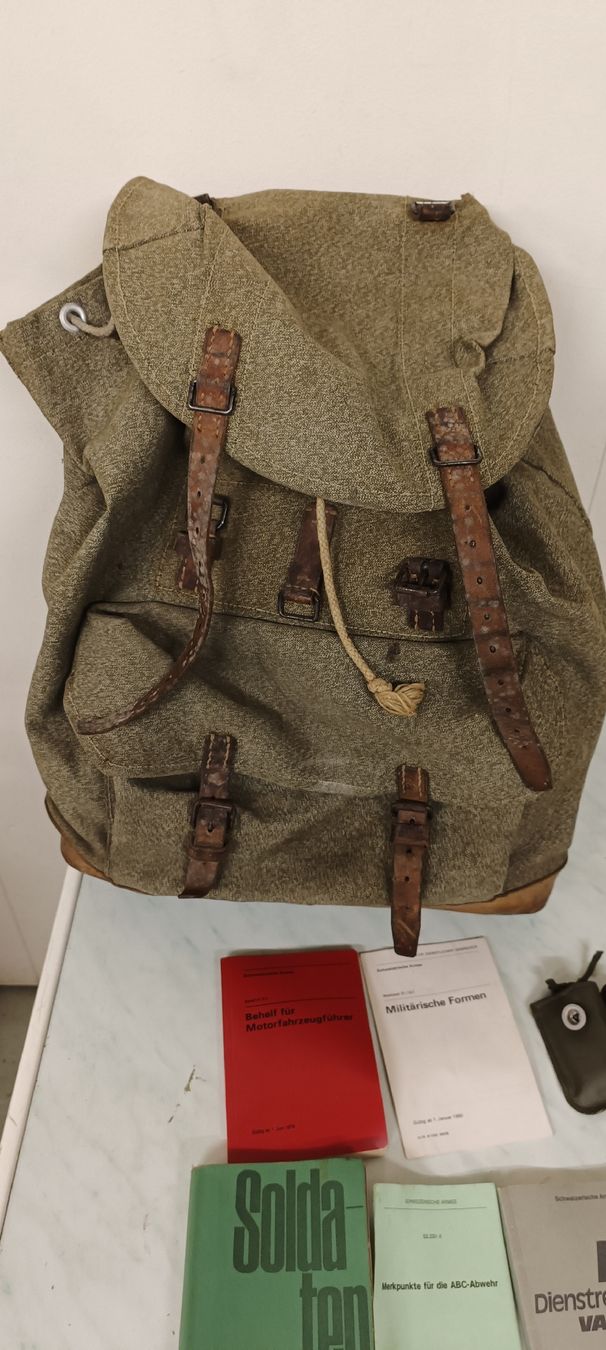 Schweizer Armee Zaini: Schweizer Militär Rucksack & Zubehör Set  – Usato da Pfäffikon ZH venduto da K-V-M 1