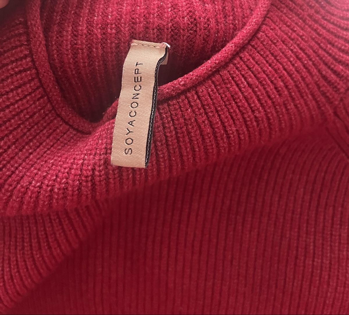 Pullover & Sweatshirts: Damen Pullover Himbeer-Rot gerippt Grösse S – Gebraucht aus Herisau von mikeho2000 1