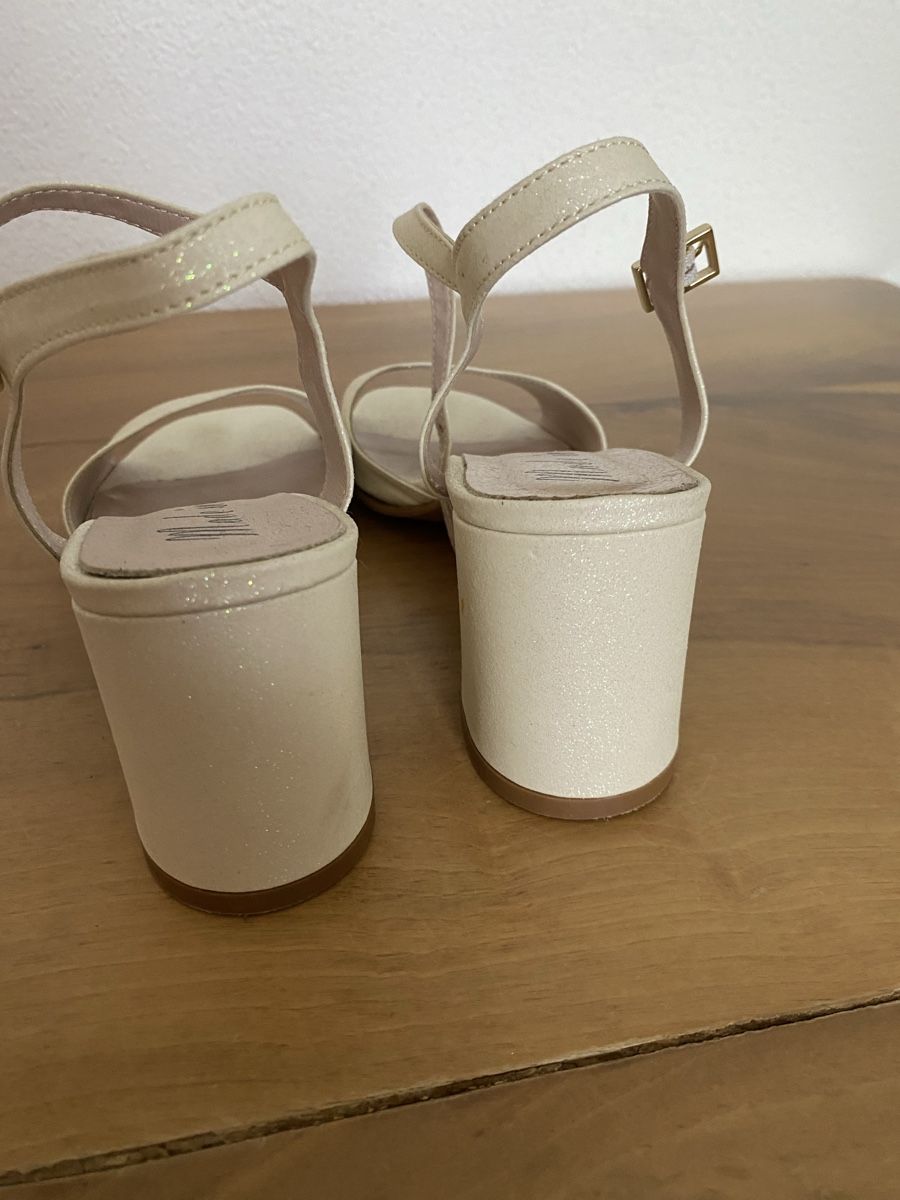 Scarpe da donna: Sandaletten hellbeige mit Glitzer Grösse 39 neuwertig – Usato da Wiesendangen venduto da Vegas2000 2